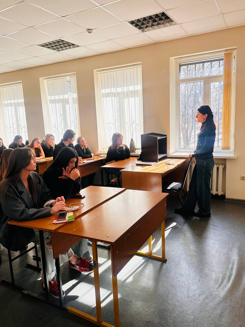 Сегодня в нашем колледже прошла встреча студентов со специалистами Центра по профилактике и борьбе со СПИДом.   Лекторы развеяли мифы и дали четкие ответы на главные вопросы.