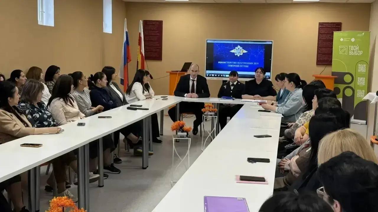 29 апреля преподаватель ЧПОУ ВКЭП Батыров Т.С. совместно с сотрудниками МВД по РСО-Алания принял участие в общеродительском форуме, прошедшем на базе средней общеобразовательной школы 26 г. Владикавказа, в качестве приглашенного эксперта. 