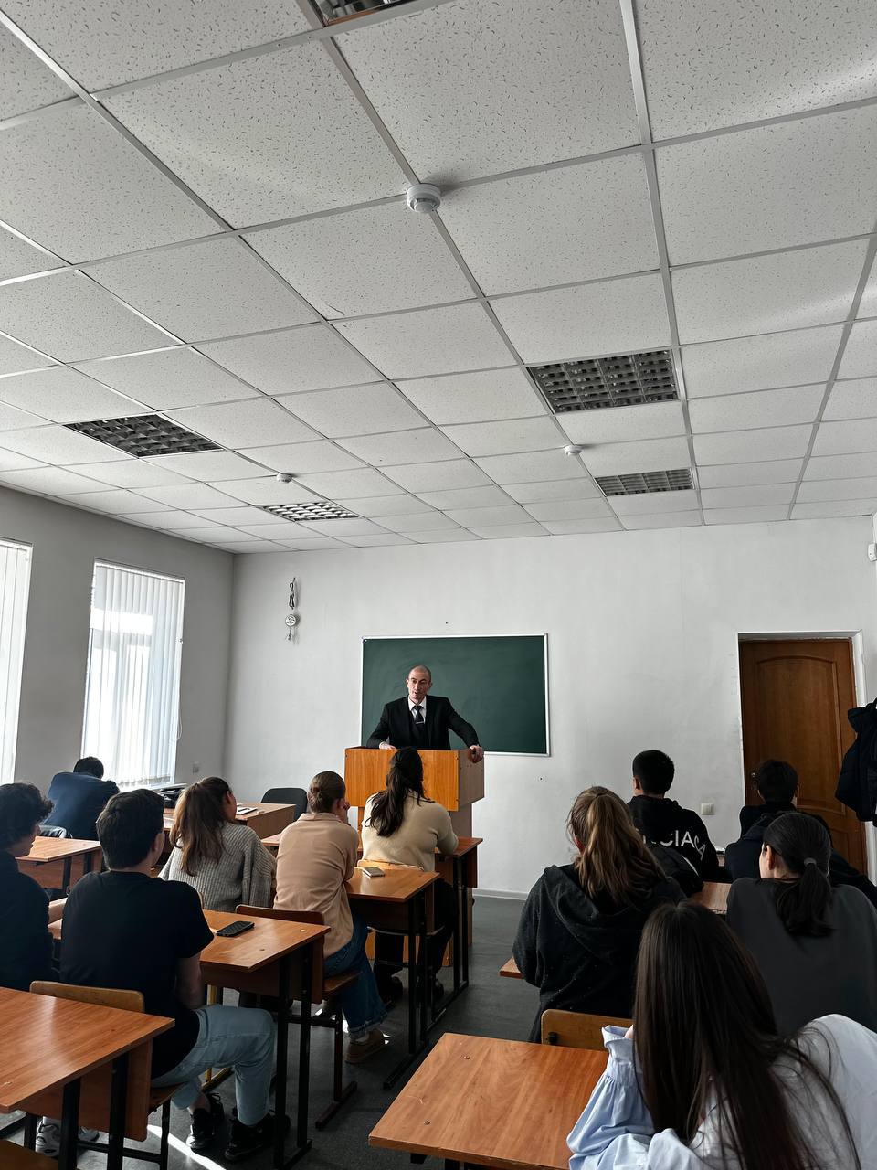 Во ВКЭП студентам 3 курса направления подготовки «Правоохранительная деятельность» был проведен открытый урок по теме: «Что такое экстремизм».