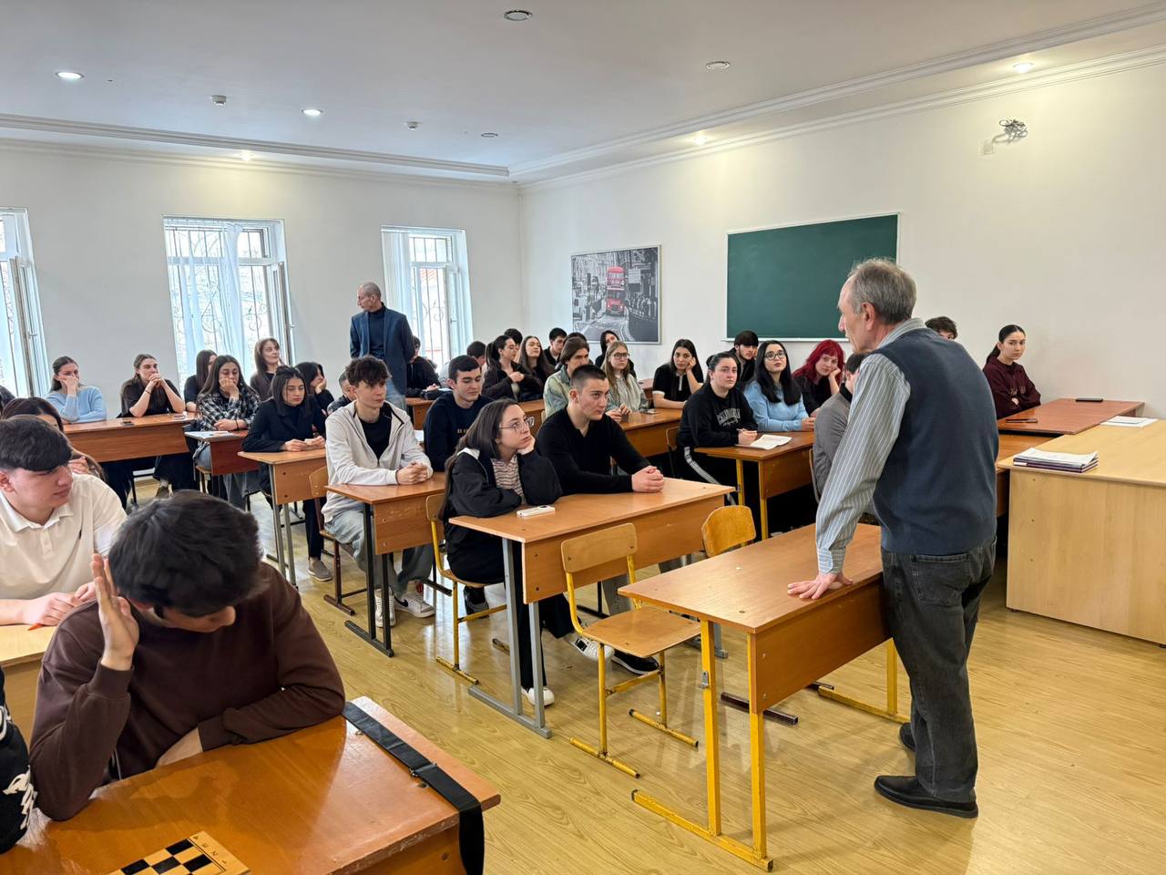 Доктор исторических наук, член Общественного совета при МВД С. Р. Чеджемов провел круглый стол со студентами Владикавказского колледжа экономики и права, посвященный фундаментальным основам российской государственности и патриотизма.