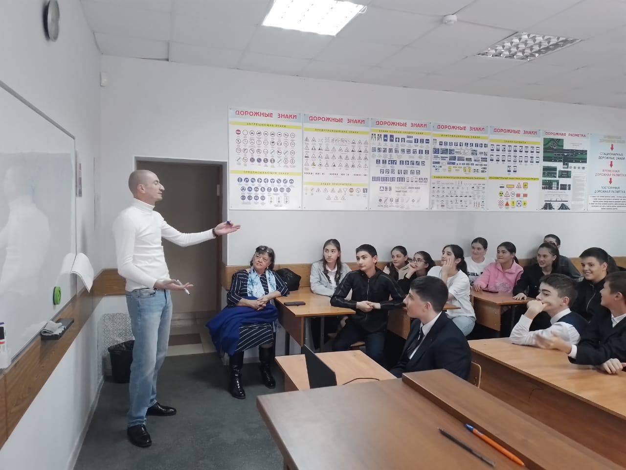 В рамках проекта «Субботы в СПО» Владикавказский колледж экономики и права радушно распахнул свои двери для школьников города. Мероприятие прошло с большим успехом и вызвало живой интерес у гостей.