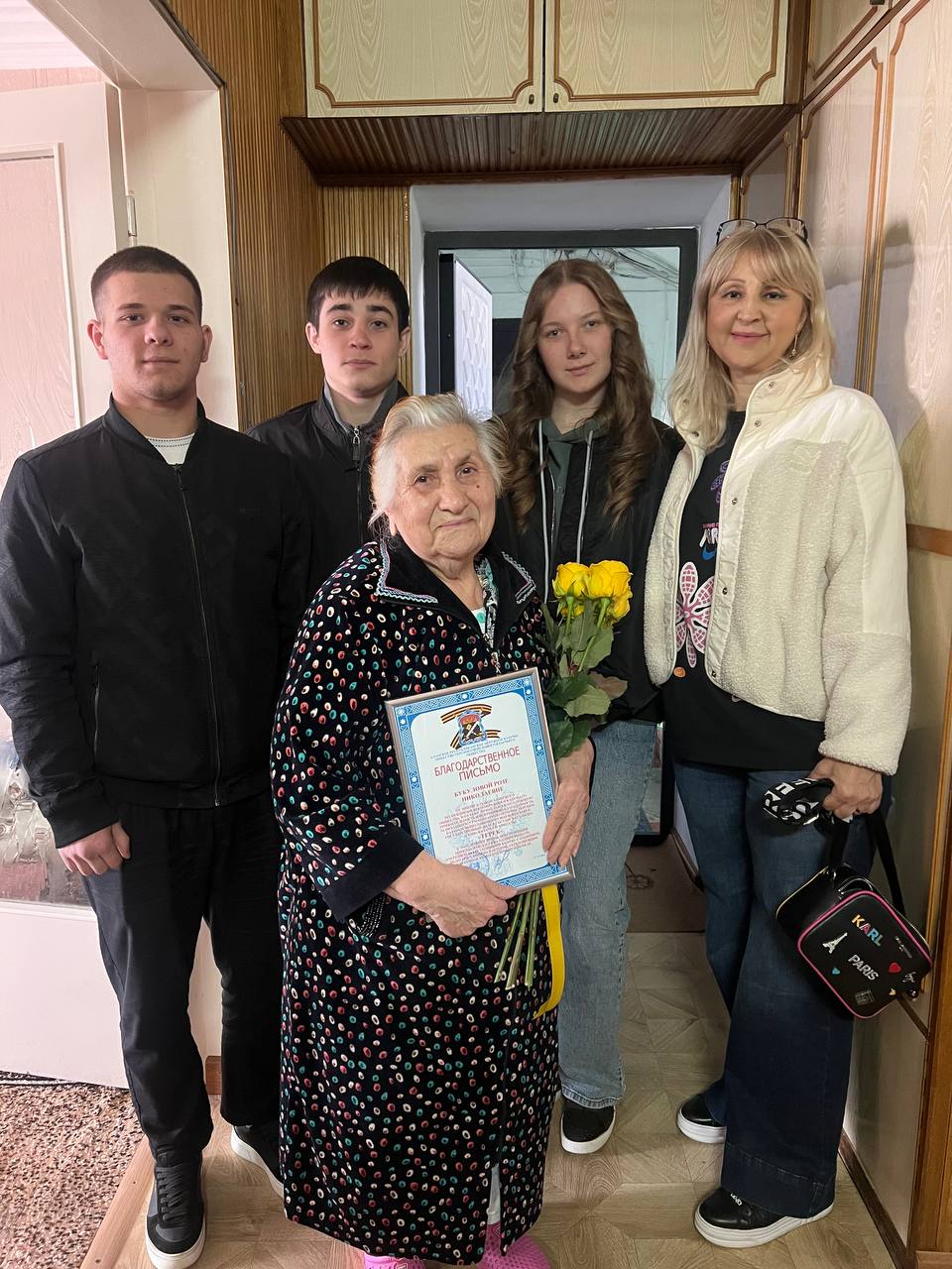 Студенты Владикавказского  колледжа экономики и права навестили Розу Николаевну Букулову, чтобы поздравить её с заслуженной наградой. Аланское республиканское окружное казачье общество объявило пенсионерке благодарность за помощь бойцам батальона «Скиф» (