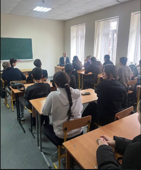 10 декабря для студентов первого курса состоялась профилактическая беседа на тему противодействия идеологии терроризма и экстремизма. Мероприятие провел преподаватель колледжа Т.С. Батыров.